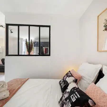 La Vie En Rose, Cv Apartment